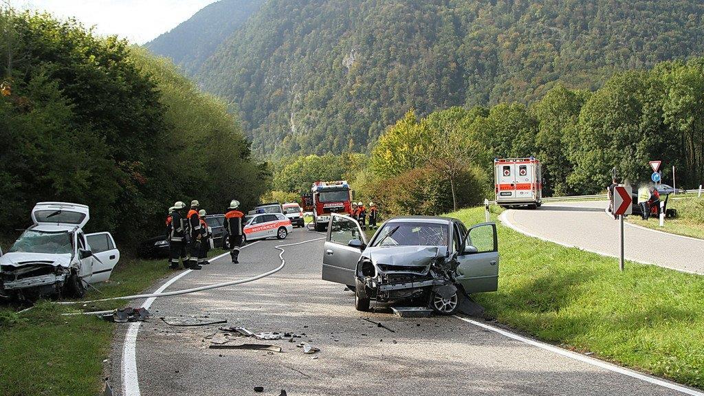 Trümmerfeld nach Frontalcrash