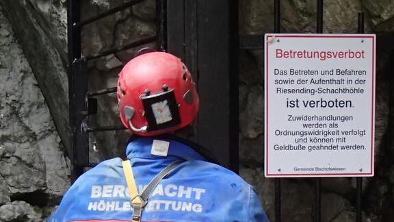 Höhlenretter säubern Riesending-Höhle