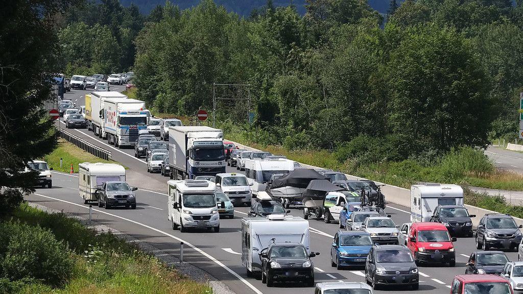 Stau nach Auffahrunfall auf A10