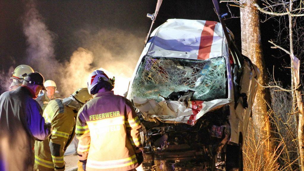 Auto stürzt in Bach
