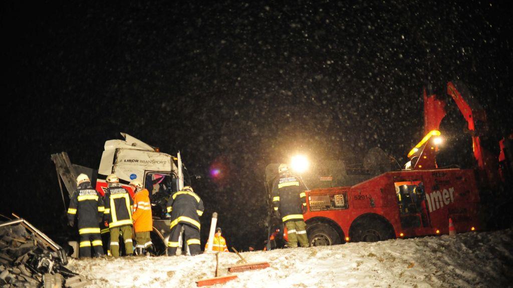 Lkw kippt um