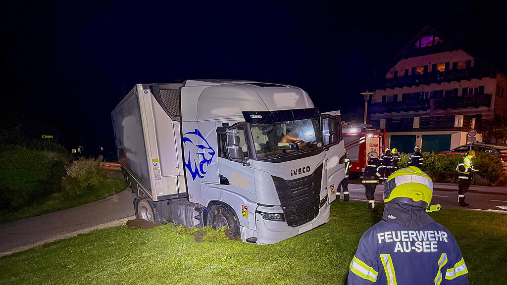 Feuerwehren befreien in Wiese versunkenen Lkw in Ort am Mondsee