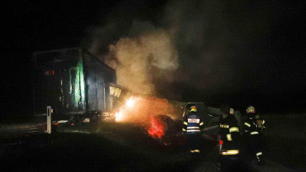 St. Peter: Lkw-Anhänger brennt auf B148 ab