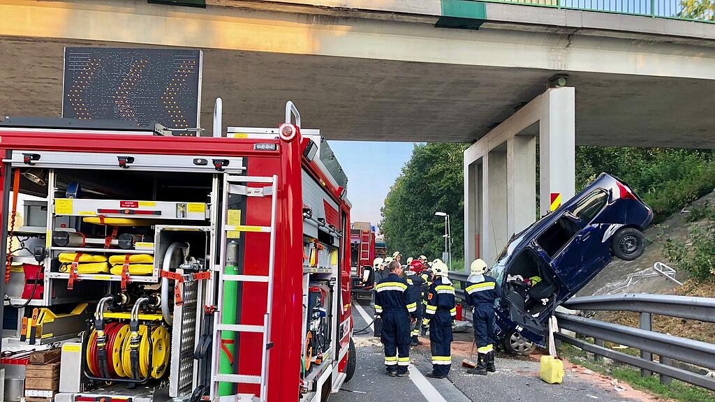 Das Auto stürzte von der Brücke.