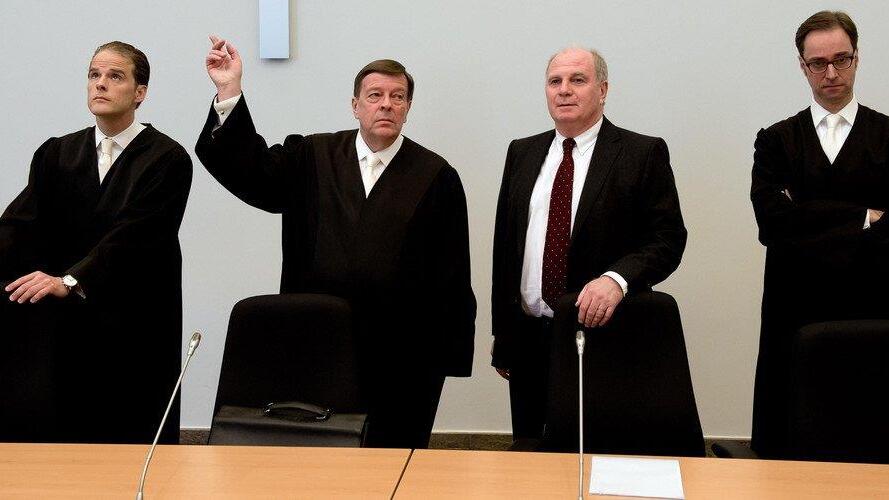 Auftakt im Prozess gegen FC Bayern-Präsident Uli Hoeneß
