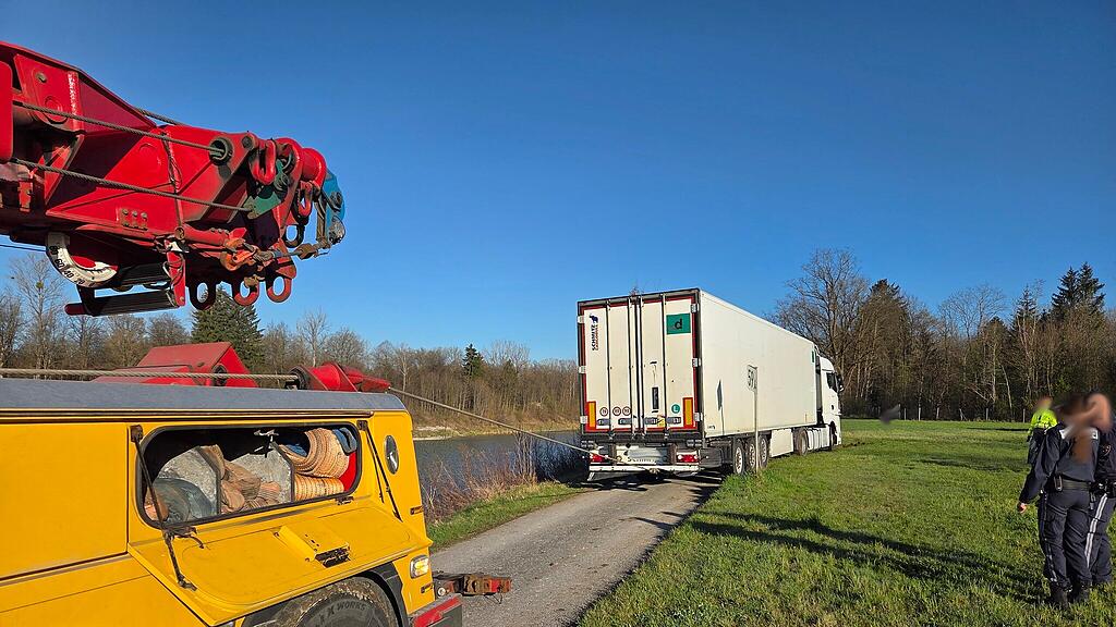Lkw-Lenker verirrt sich in Bergheim auf Salzach-Treppelweg