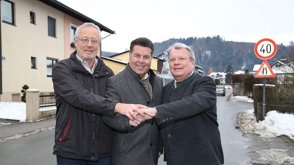 Im Bild (v.li.): Wolfgang Sonntagbauer von der Verkehrsplattform Grödig, Landesrat Hans Mayr und der Grödiger Bürgermeister Richard Hemetsberger.