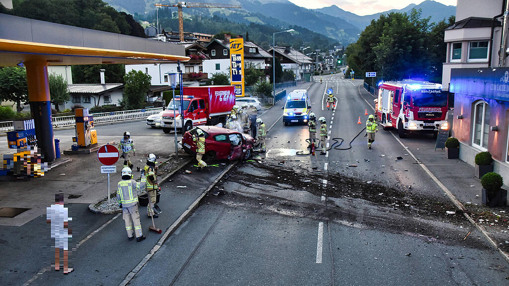 Kitzbühel: Auto gegen Hausmauer