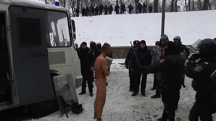 Ukraine: Nackter Demonstrant durch Spezialeinheit der Polizei misshandelt