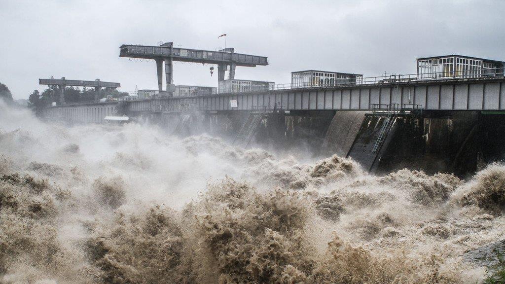 Hochwasser: Abtransporte im Kraftwerk Braunau