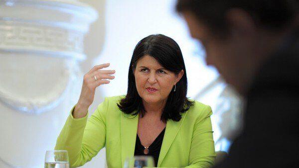 "Es ist bereits gelungen, die Spekulationsschulden zu halbieren und die Geschäfte zur Hälfte abzubauen", informierte Gabi Burgstaller.