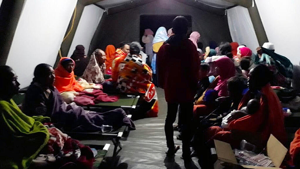 Tausende Menschen harren in Notunterkünften aus.