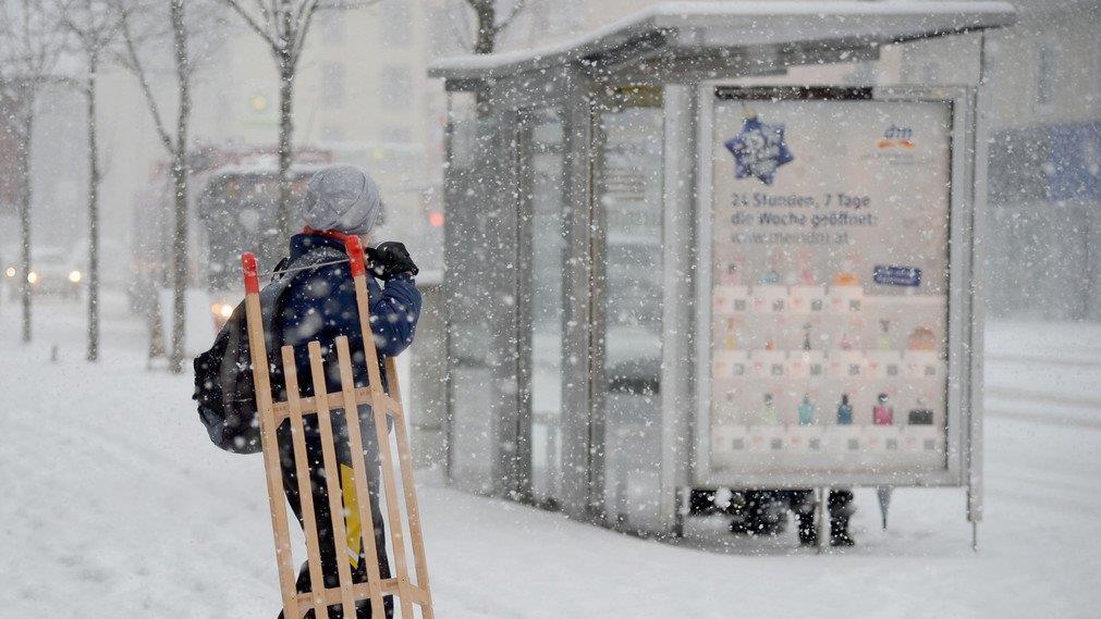 Schnee sorgt für Unfälle und Verkehrschaos: Schneefälle wollen nicht enden