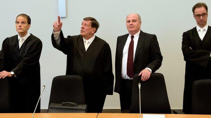 Auftakt im Prozess gegen FC Bayern-Präsident Uli Hoeneß