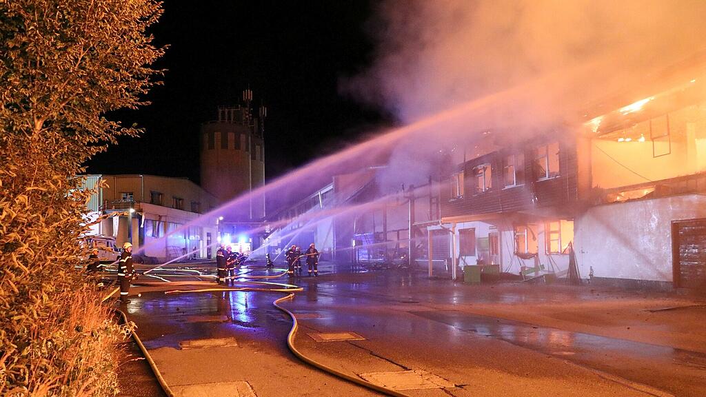 Steiermark: Brand in alter Sägewerkshalle