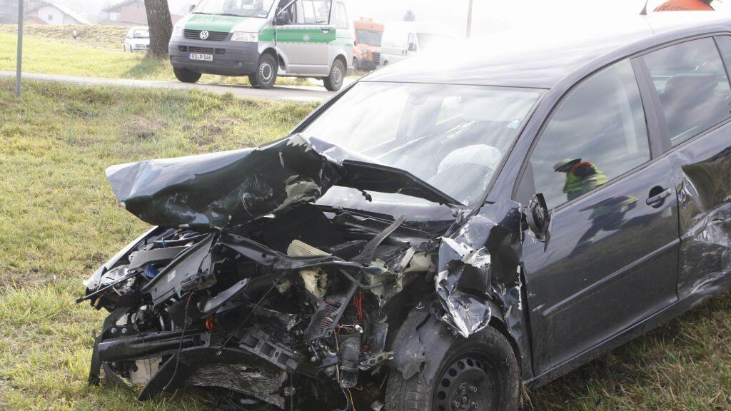 Bei dem Unfall in Taching in Bayern wurden am Montag zwei Menschen schwer verletzt.
