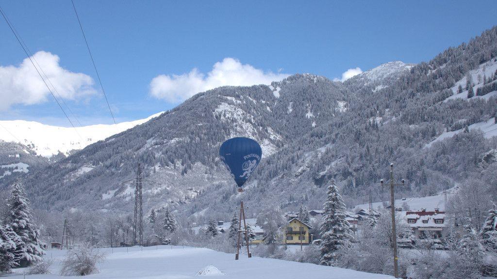 Ballon landet auf Gasteiner Bundesstraße
