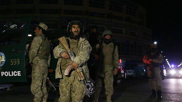 Sicherheitskräfte vor dem Hotel Serena in Kabul