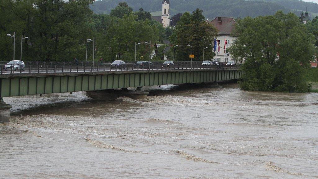 Hochwasser: Abtransporte im Kraftwerk Braunau