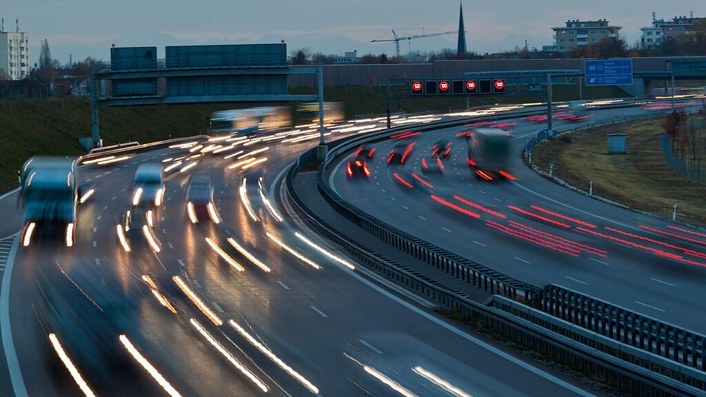 Der 34-Jährige war mit einem Sportwagen auf der A1 unterwegs. (Symbolbild)