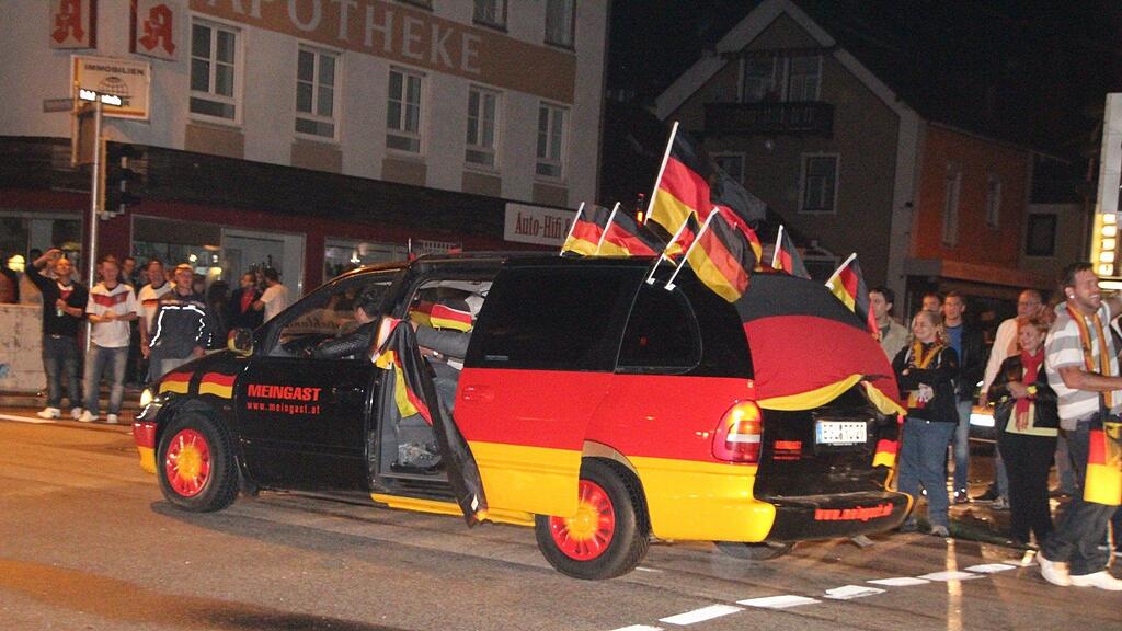 Schwarz-rot-gold dominierte am Dienstagabend.