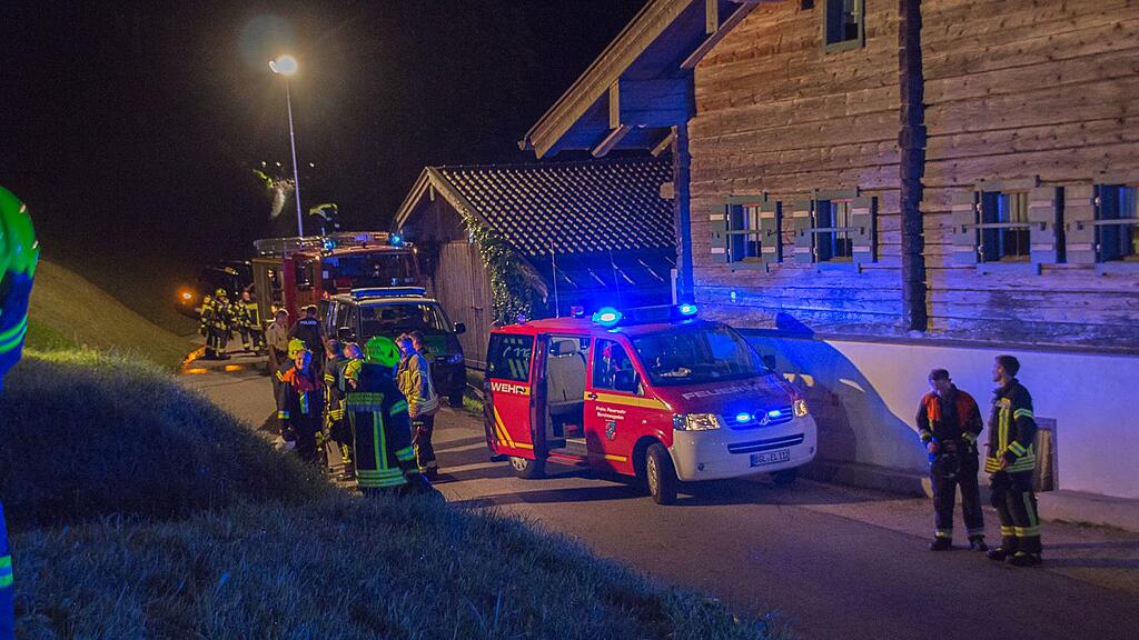 Im Anbau fiel ein Pkw den Flammen zum Opfer.