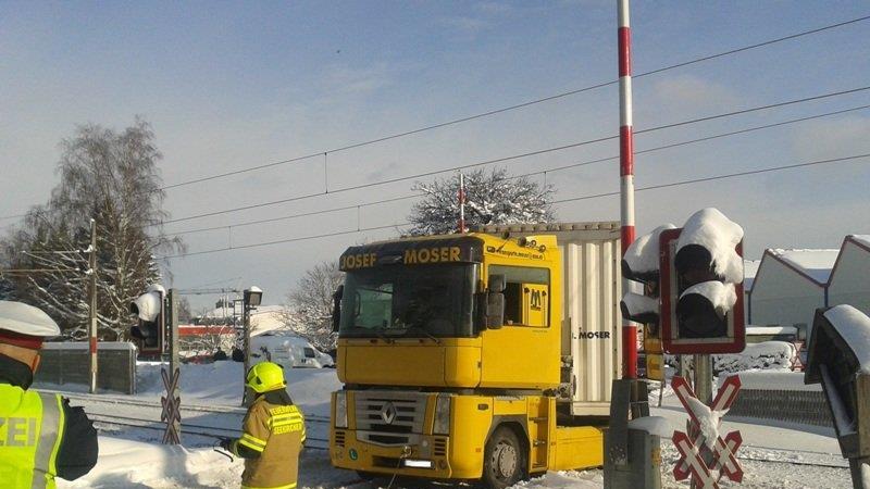 Lkw bleibt auf Gleisen hängen