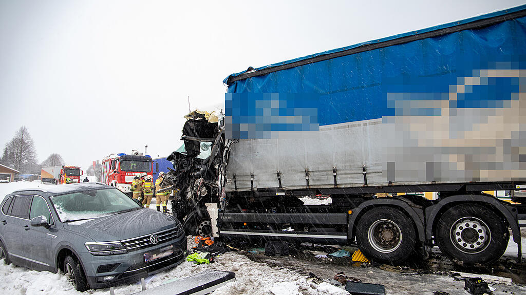Unfall Henndorf, B1, Lkw vs. Pkw