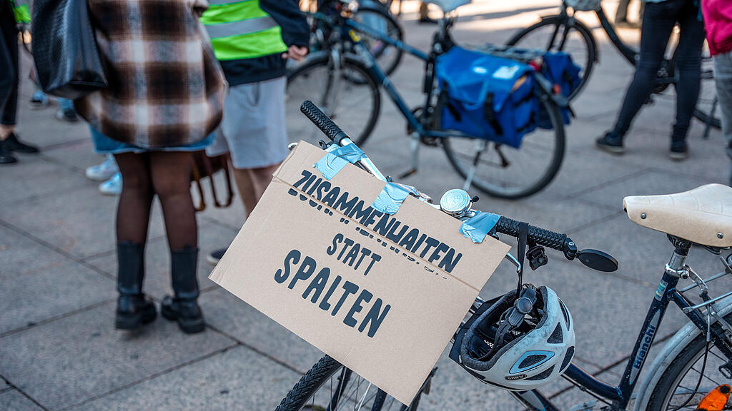 Demo "Zusammenhalten statt spalten" in der Stadt Salzburg