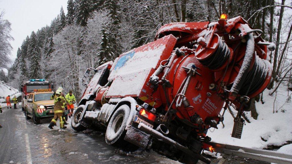 Der Absturz des 18 Tonnen schwere Spezialfahrzeuges wurde durch eine Leitschiene verhindert.