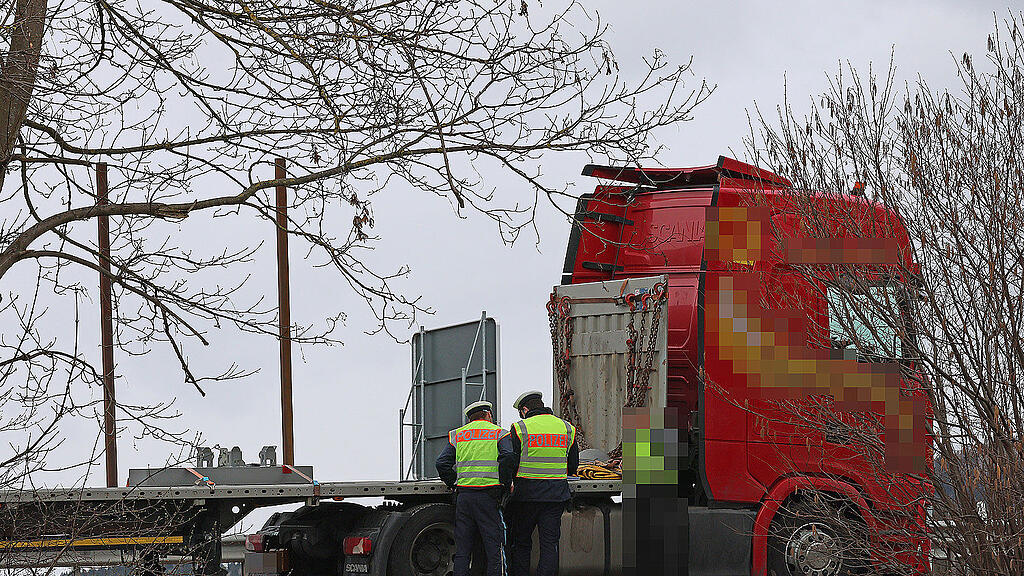 Unfall B20 Piding - Pkw contra Sattelschlepper