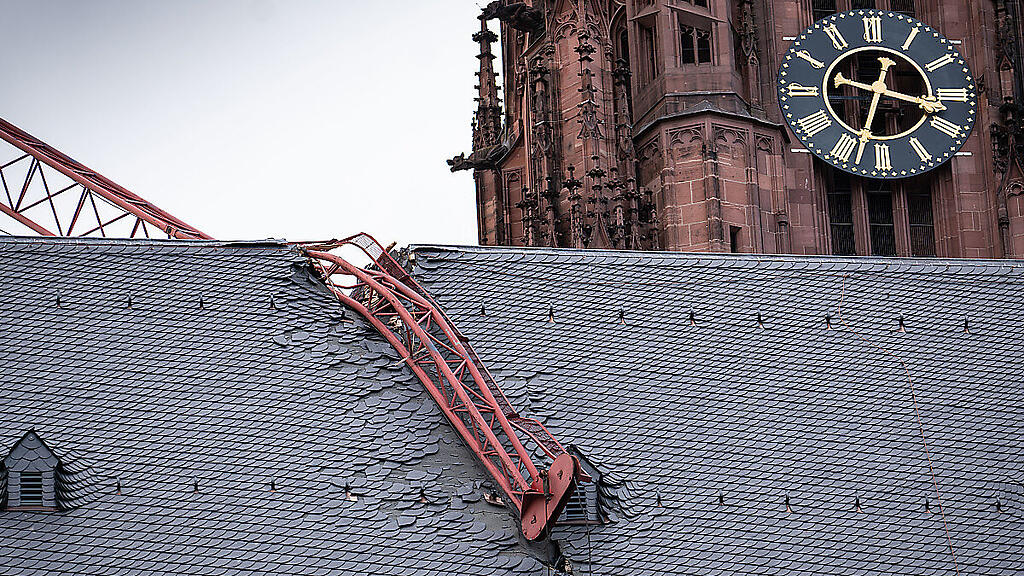 Kranausleger stürzte auf den Frankfurter Dom