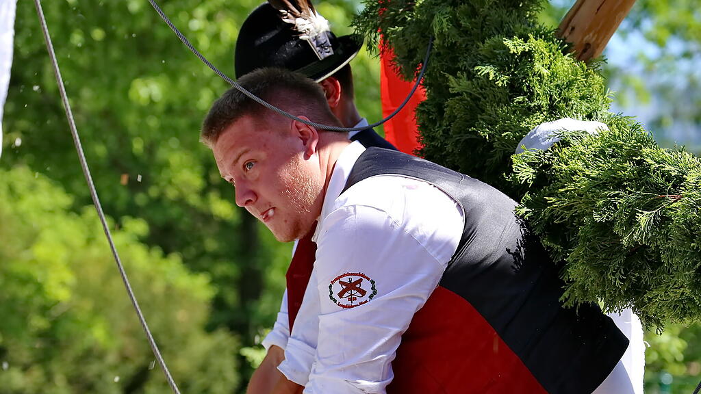 Maibaumaufstellen in Leopoldskron