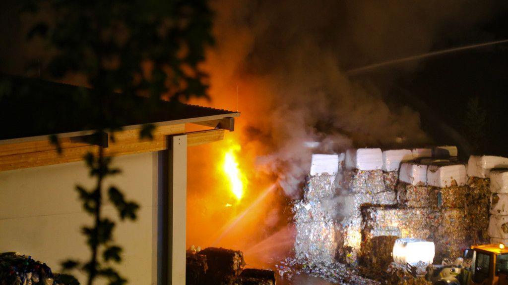 Brand in Müllentsorgungsfirma in St. Pantaleon I