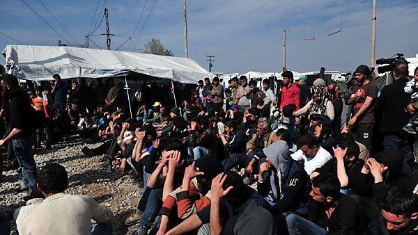 Zahlreiche Migranten wollen noch immer in Idomeni über die Grenze