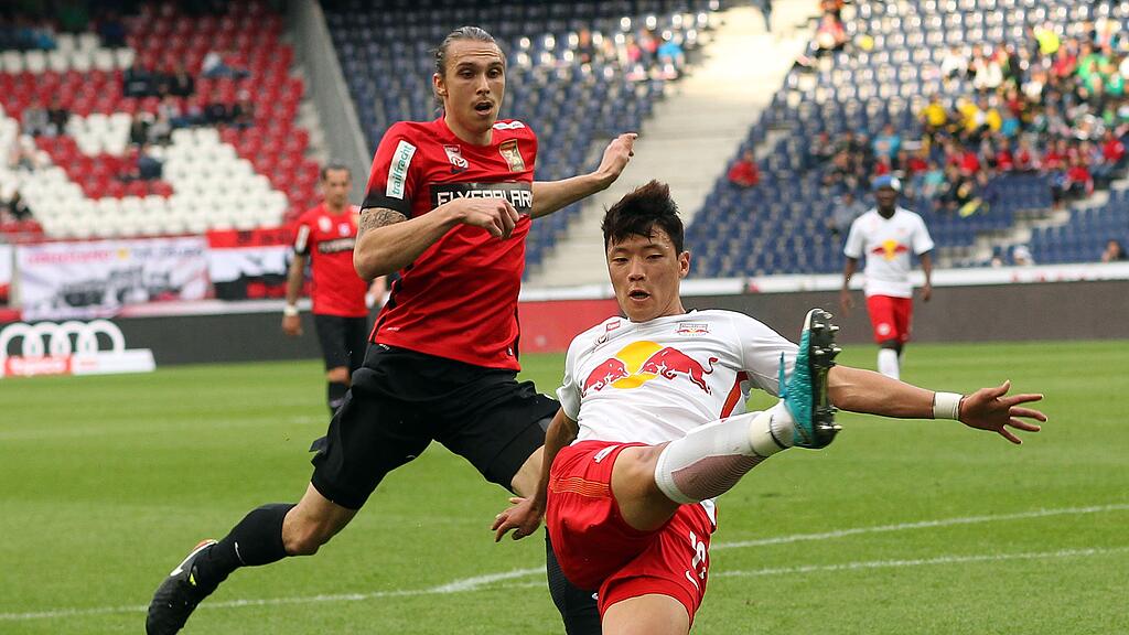 Salzburgs Hee Chan Hwang (rechts) legt sich voll ins Zeug.