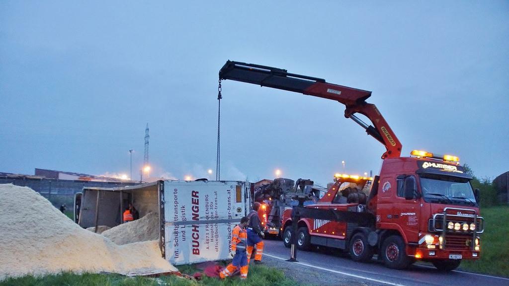 Lkw kippt auf A1 um