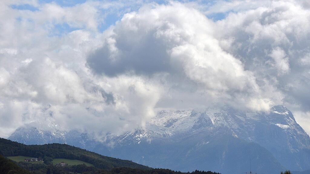 Nach dem Auflockern der Regenwolken, wurden in Salzburg am Dienstag, 17. September 2013, die heuer erstmals angeschneiten Bergzonen um die 1.900 Meter sichtbar, wie hier am Tennengebirge.
