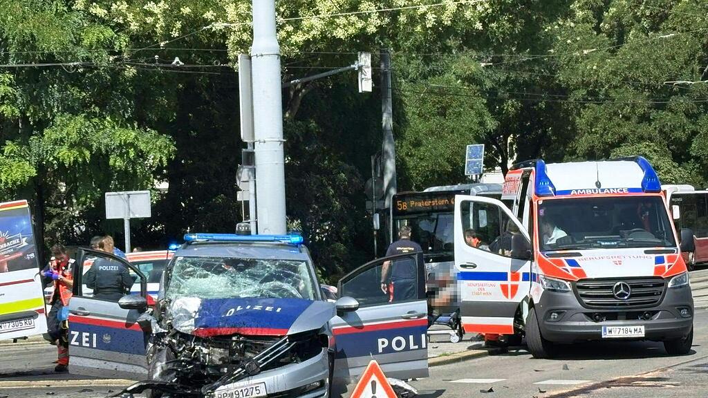 Unfall Streifenwagen und Rettungsauto