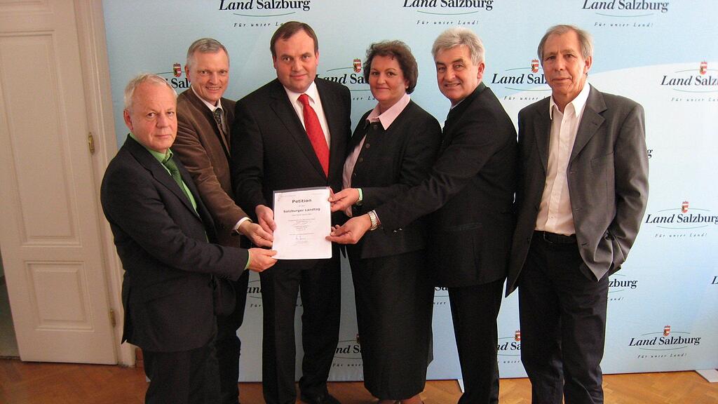 Im Bild v. li.: LAbg. Hannes Ebner, LAbg. Josef Schöchl, Bürgermeister Rupert Reischl, Vizebürgermeisterin Gabriele Teufl, Landtagspräsident Simon Illmer, LAbg. Cyriak Schwaighofer.