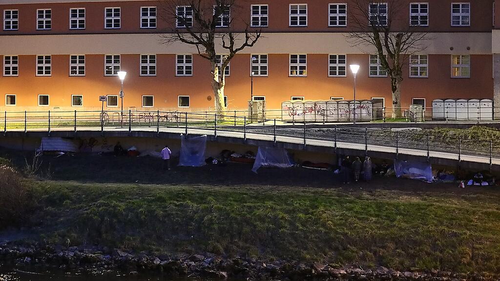 Entlang der Brückenunterführung hat eine Gruppe ihr Lager aufgeschlagen.