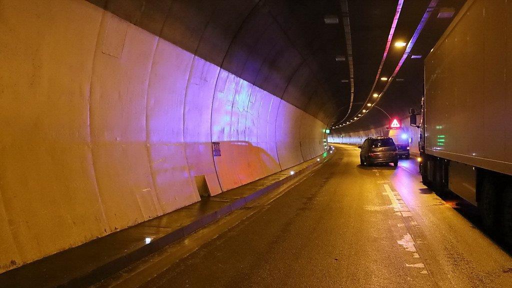 Pkw kracht gegen Tunnelportal