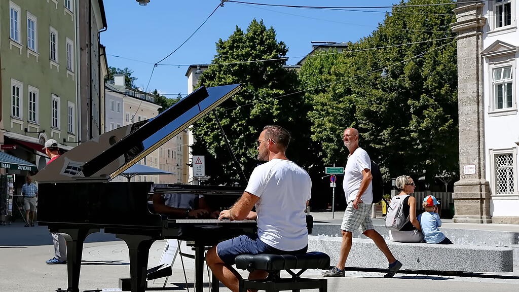 Open Piano am Salzburger Kajetanerplatz