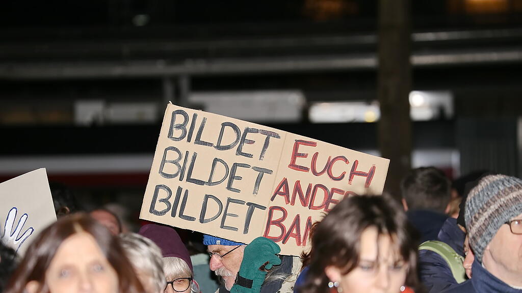 kundgebung blau-schwarz hauptbahnhof