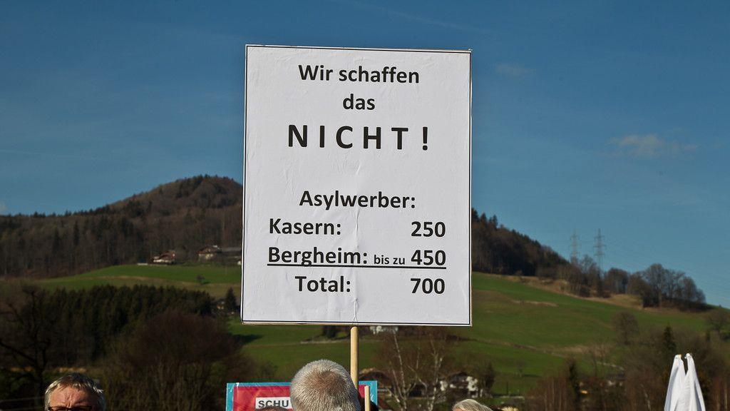 200 Personen demonstrieren gegen Asyl-Großquartier in Straniakstraße