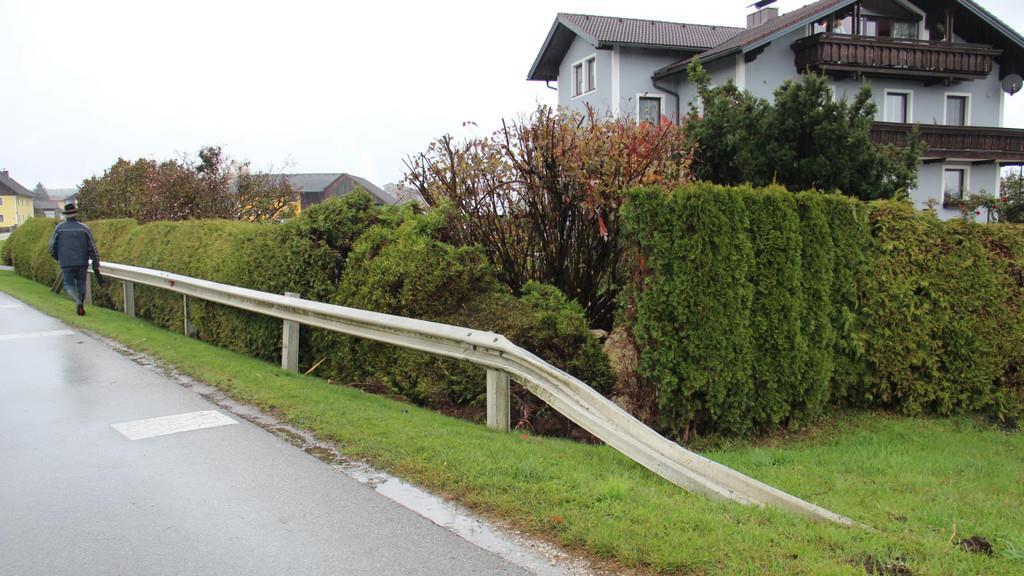 Auto schleudert in Garten