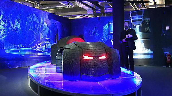 Das Batmobile aus tausenden Legosteinen gebaut