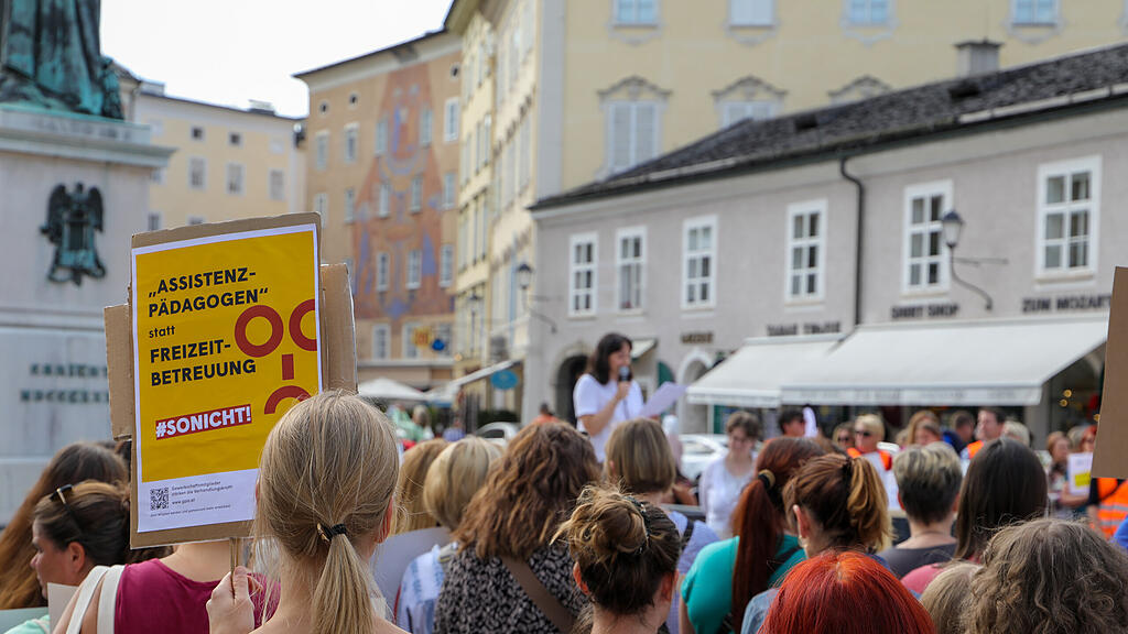 "Bildung brennt" - Kundgebung am Mozartplatz