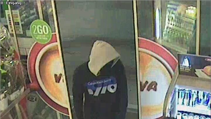 Überfall auf Tankstelle: Bilder der Überwachungskamera
