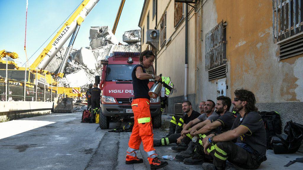 Autobahnbrücke stürzt in Genua ein: Aufräumen